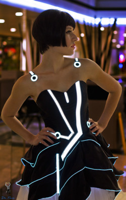ianbrooks:  Tron Prom Dress by Victoria Schmidt / Scruffy Rebel and Jinyo Programmed by Jinyo with some savvy hacking skills and el wire, Victoria aka Scruffy Rebel rocked this Tron Dress at San Diego Comic-Con ‘11… for the Users!  Victoria: Website
