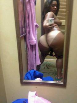 pearhub:  #tan line #booty #thick #selfie  Look at thaylt tanline damn