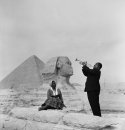 bureauoftrade:  Louis Armstrong serenades his wife in front of the pyramids of Giza, 1961. Makes us all look bad.