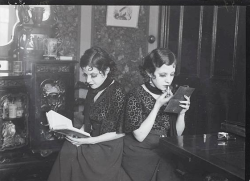 intothebeautifulnew:  Daisy &amp; Violet Hilton, conjoined twins, 1932.  Photographer: Martin Munkácsi 