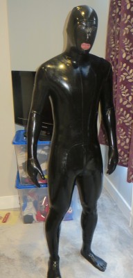 guyn2latex:  cycleracer:  Totally sealed in there is no way for me to take this off.   HOT!   Rubber Enclosure!