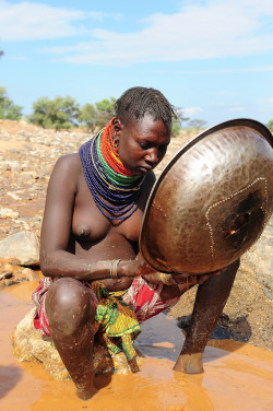 Kenyan Turkana girl, by Luca Gargano.