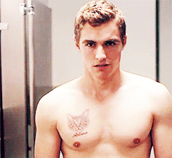 wellhellotheredavefranco:  imagine walking into your bedroom and seeing this.  