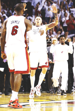 Birdman and Norris rocking LeBron&rsquo;s shoes (salute)
