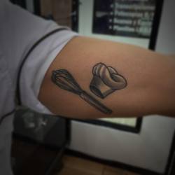 El bro, @ericklapi de @cupandcakevzla  #tatuaje #ink #inked #inkup #inklife #reposteria #gorro #batidor #sombras #shadows #barquisimeto #lara #Venezuela #gabodiaz04