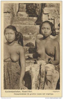 Balinese women, via Delcampe.