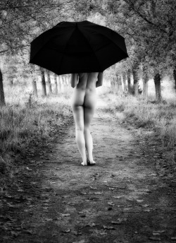 nudepageant:Under my umbrella