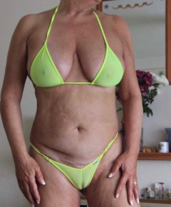 Gorgeous mature cougar and a stunning body!