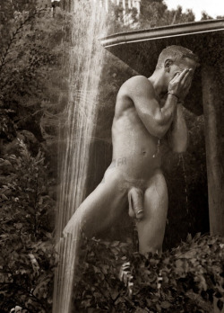 nudelifestyle:  garden nudist shower
