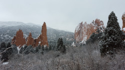 earthporn-org:  Garden of the Gods after a fresh layer of snow. Colorado Springs, CO.   Home &lt;3