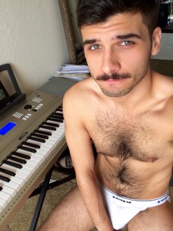 bro-winkle:  trying to teach myself piano. it’s not going completely terrible. 