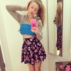 kittenesquee:  celfie, and trying to show off ma skirt hehe.Â 