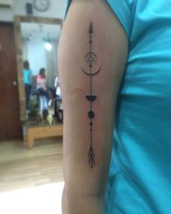 #Tattoo #tatuaje #tattoos #tatuajes #tatu #tatua #tatus #flecha #arrow #brazo #arm #lineas #linea #line #lines #direccion #arriba #up #dot #dorwork #dottattoo #black #venezuela #lara #barquisimeto