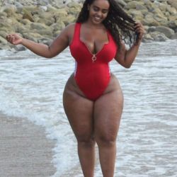 i-luv-thick-bitches: the-bigredmachine:  Love them big girls. Just smother me with them thighs already.  Follow I luv thick bitches 