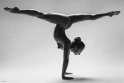 naked-yoga-practice:  fuckyeahrussianbabes:  “Люблю, знаете ли, лёгкие и непринужденные позы😏 В Москве 23-24-го числа!” by @tarasovm http://fuckyeahrussianbabes.tumblr.com/  Naked handstand splits.