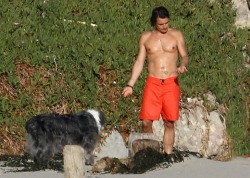 mirandakerrph:  Orlando Bloom shows off buff body and ripped torso as he treats mini-me son Flynn to a day at the beach in Malibu. (April 30, 2014)  