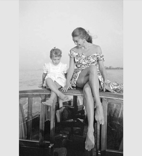Esther Williams in 1957 during the XVIII Venice International Film Festival, teaching a little girl how to cross her legs. Nudes &amp; Noises  