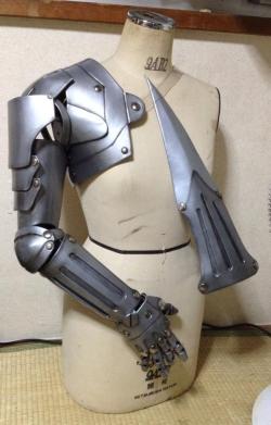 carudamon119:  ダークナイト@鎧職人 @DarkKnightArmer 鋼の錬金術師オートメイル 完成しました。 鋼の錬金術師オートメイル 着用するとこのようになります。 