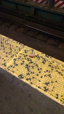 ferveurfemme:  note-a-bear:  Dear Queens, Why is there a sweet potato on the platform?  That’s just the traditional Queens subway sweet potato. 
