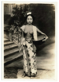 garbospeaks:  Vintage nude Balinese. 
