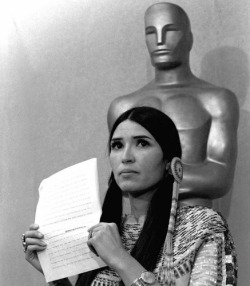 fennekin-the-fox:  classicladiesofcolor:  Sacheen Littlefeather holds up a statement that she read on behalf of Marlon Brando at the Academy Awards ceremony held on March 27, 1973. [LA Times]  “She represented Brando and his boycott of the Best Actor