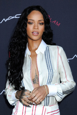lemmeupgradeu:  Only Rihanna could wear what looks like a tea towel and still be this sexy. 