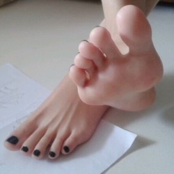 longtoes-higharches:  I dont think these feet could be any more perfect