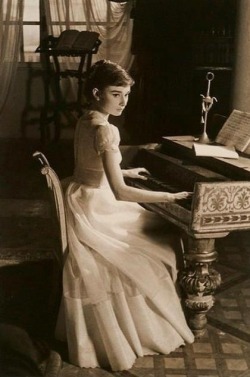 fawnvelveteen:  Audrey Hepburn at the piano