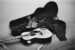 colecciones: Bob Dylan’s stuff in his dressing room, 1964. Photo by Daniel Kramer.