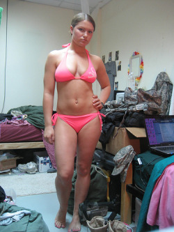 gijanes:  mymarinemindpart2:  Army girl looking smoking hot!  She is definitely not ready for room inspection.