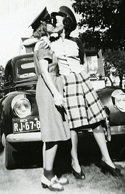 rosia:  vintagegal:  Affectionate Ladies c. 1900s-1980s  “affectionate ladies” 