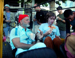 behindtheillusions:  Bill Murray and director Wes Anderson on the set of The Life Aquatic with Steve Zissou (2004).   Ebédszünet az Édes vízi élet forgatásán