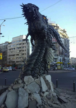 tolkienism:  academyawardfeverr: GUYS.  Look at the awsome ‘The Hobbit: The Desolation of Smaug’ promo we have in Romania. My country is too awsome for words. THIS IS HOW IT’S DONE.  BUT HOLY SHIT THIS IS BASICALLY A SMAUG CLOSE-UP????/?//? SMAUG