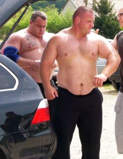 doncastergit:  justbulls:  Thick Bulls  Oh god look at that beautiful belly overhanging his trackie bottoms! 