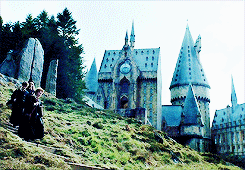red-russian-spy:movie trivia↳ Harry Potter and the prisoner of Azkaban Alfonso Cuarón had the idea to better establish the layout of Hogwarts to make it seem more like a real place and not simply a group of sets. “We started linking spaces,” Cuaron