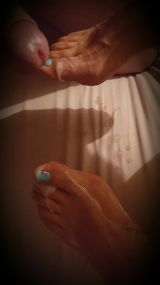 kittekat7577:  Splattered her toes with hot cum 😜  @cummingonfeet #footjob #cum #toes