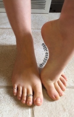 pinkysfeet:  goddessalice: Nude toes and toe rings 💍  Goddessalice.tumblr.com 💋👣👆🏼  http://patreon.com/goddesscreations 
