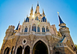 dreams-of-a-disney-wonderland:  A Tour of a Cinderella Castle Suite 