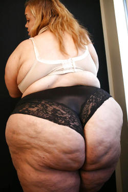 freak-for-ssbbw:  I want her to spread those sexy huge dimpled cheeks and sit on my face and make me eat her ass