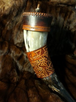 l0thl0rien:  midnattsulv:  Drinking Horn Cozy with Dust Cap by LeatherSmitty   ◊~Enter this Middle Earth~◊