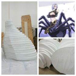 cosplay-queens:  marieclaudebourbonnais via cosplay-queens Started working on my new #MonsterMusume #rachnera #cosplay for @ninjadivision and @sevenseasentertainment. Step 1: having a 3D model of the spider’s body done. Step 2: slicing the 3D model.