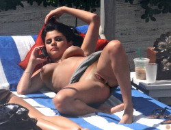 scottssfakes:  Selena Gomez loves to sunbathe in the nude. Gods bless her. (more Selena Gomez fakes here) 