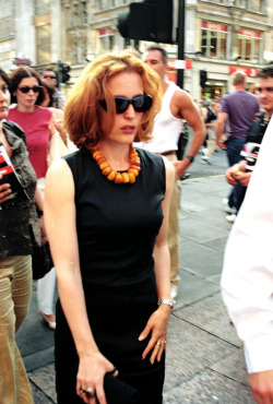qilliananderson:  Gillian Anderson arrives at the U.K. premiere of ’Tomb Raider’ July 3, 2001 in London. 