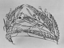derwandelndegeist:    Empress Maria Feodorovna commissioned a diadem from the famous Duval Brothers. The Empress wanted something that would remind of the Russian fields, and so the brothers created a diadem of oak and laurel leaves, bordered by sheaves