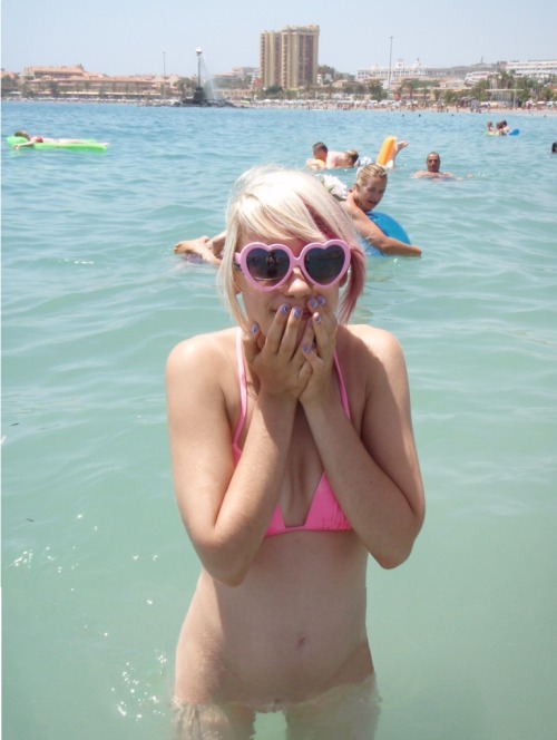 Amateur bottomless girls beach