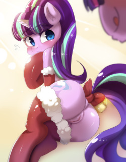hinghoilittlepony:  Merry X'mas !   twilight’s new reformed “friend”~ ;9