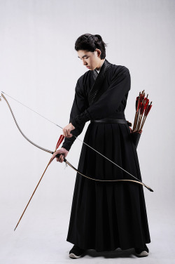 saucefactory:  moonbeam-on-changan:Traditional Chinese hanfu for archery by 夏雪憶夢  Oh, yes. I am all about delicate young men handling weaponry.