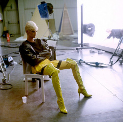 lalinda-evangelista:  Linda Evangelista backstage for Versace shoot (1991)Ph Herb Ritts