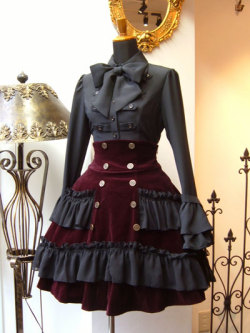 gothiccharmschool:  Ooooh. Dear Infamous BlueJay, just … add this to the list of things to eventually make. PLEASE DON’T KILL ME. Also, I will sew on all the buttons.  