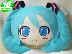 hellostrobelast:  oh my god look at this pillow its miku’s face!!!!??!? 